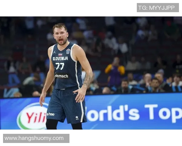 东契奇跨界挑战足球世界展现全能运动员风采 东契奇跨界挑战足球世界展现全能运动员风采