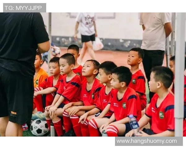 足球明星场外生活揭秘：他们的爱好家庭与公益活动的真实面貌